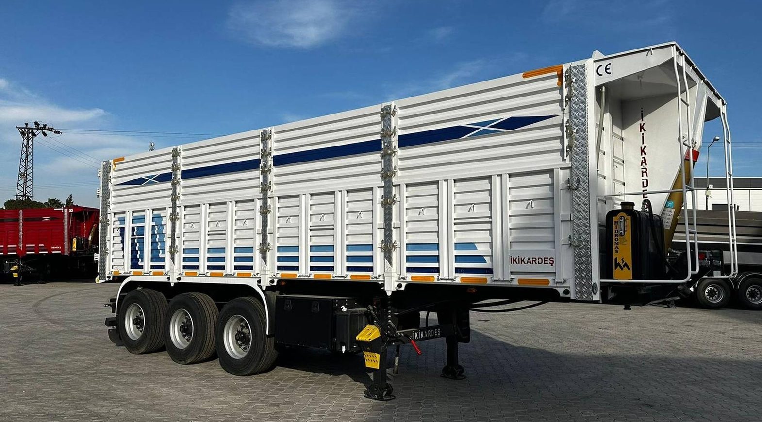 Beyaz İKİKARDEŞ kapaklı damper semi treyler yan görünüm