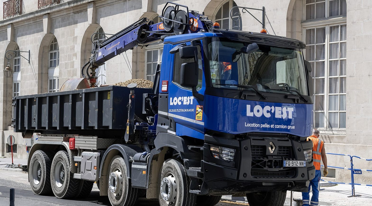 Vinçli Renault Trucks K serisi ağır hizmet kamyonu